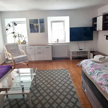 Apartman Yellow House