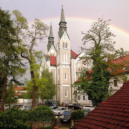 Apartman Yellow House