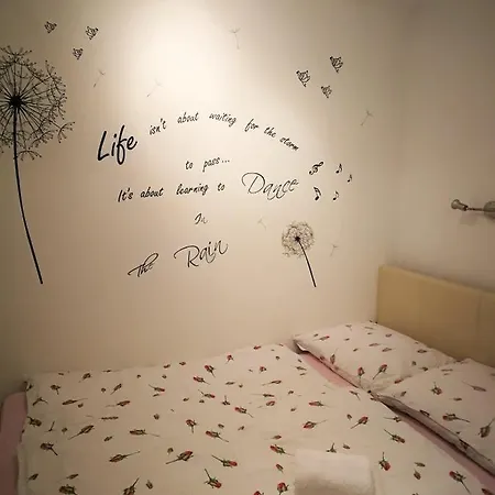 Apartman Yellow House
