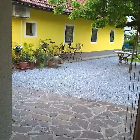 Yellow House Apartment Ljubljana