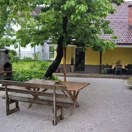 Yellow House Apartment Ljubljana