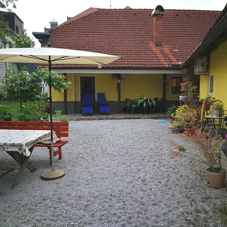 Yellow House Apartment Laibach